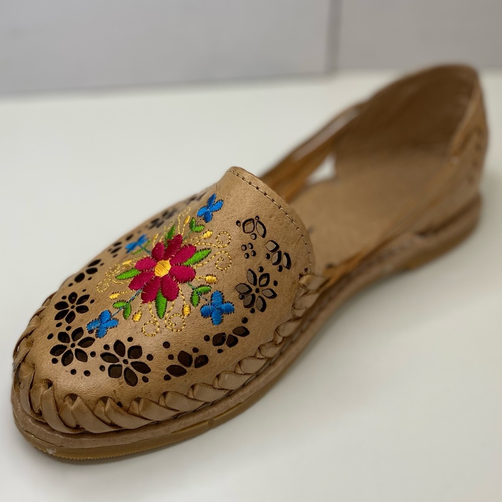 Beautiful authentic Mexican pink flower huaraches 🩴